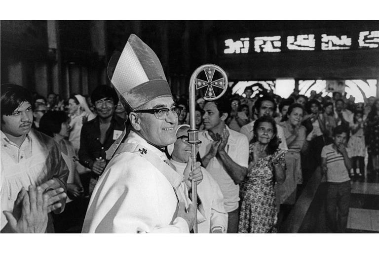 Exponent einer politischen Kirche:  Der  2018 von Papst Franziskus heiliggesprochene  Erzbischof von San Salvador Òscar Romero (1917-1980) trat für soziale Gerechtigkeit und politische Reformen in El Salvador ein. Er wurde  am 24. März 1980 im Auftrag hochrangiger Militärs von Soldaten während  eines Gottesdienstes   erschossen.