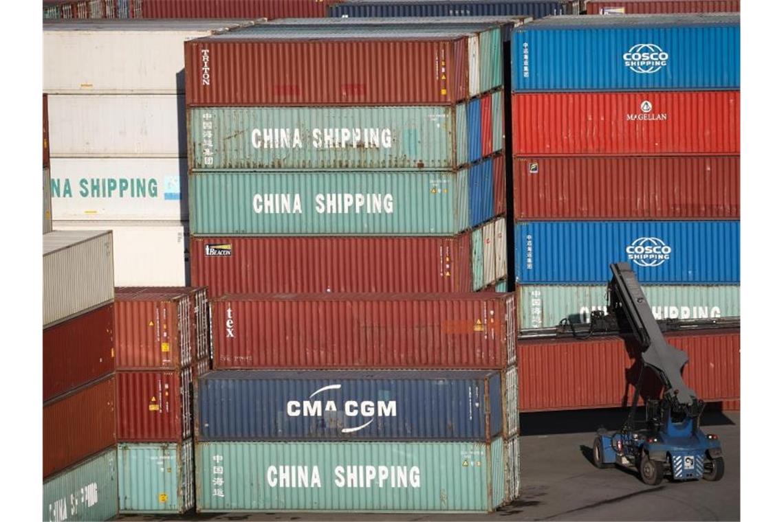 Export-Container im Hamburg Hafen. Volkswirten zufolge könnte die deutsche Industrie unter Lieferengpässen in Folge des Coronavirus aus China noch mehr leiden. Foto: Christian Charisius/dpa