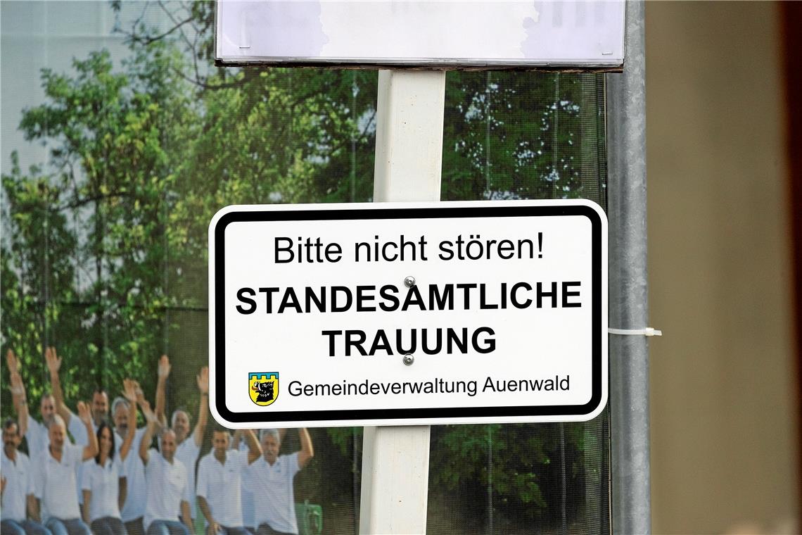 Bühnenreifer Start ins Eheleben Extra-Schild für eine Auenwalder Premiere.