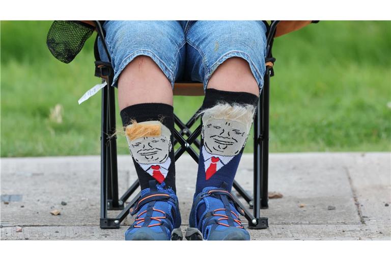 Extra Trump-Socken hat sich ein Kind angezogen, das auf die Ankunft des US-Präsidenten auf seinem Golfplatz in Schottland wartet.