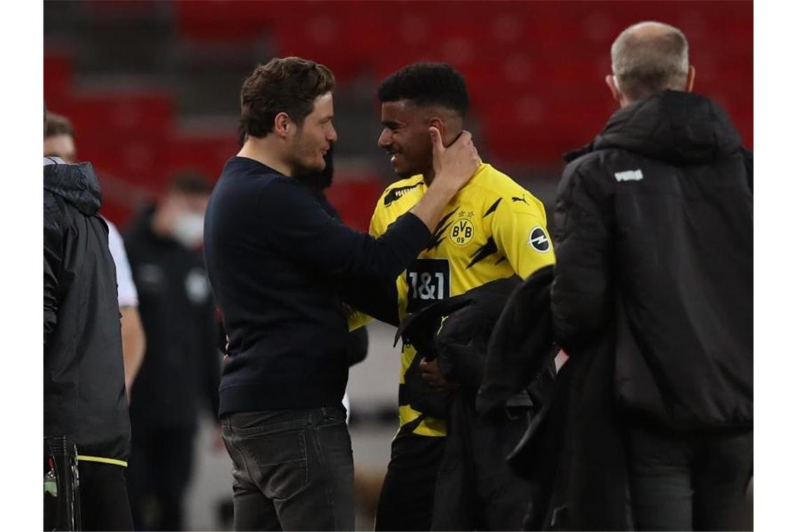 Extralob: BVB-Coach Edin Terzic (l) feiert Matchwinner Ansgar Knauff. Foto: Tom Weller/dpa