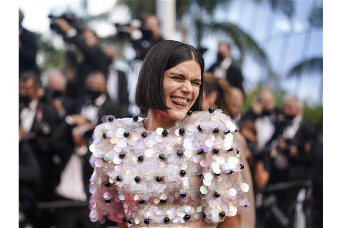 Stars und roter Teppich: Filmfestival Cannes gestartet Extravaganz auf dem roten Teppich: die französische Sängerin SoKo. Foto: Brynn Anderson/AP/dpa