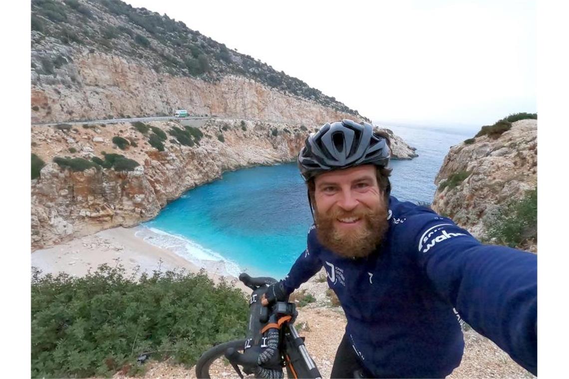 Extremsportler Jonas Deichmann beim Selfie machen. Foto: Privat/Jonas Deichmann /dpa