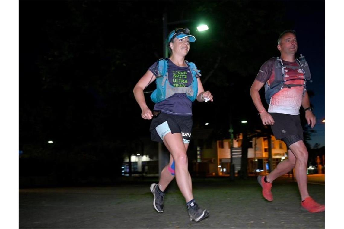 Extremsportlerin Saul im Remstal unterwegs Extremsportlerin Stefanie Saul und ihr Mitläufer Erwin Bauer starten einen 250-km-Spendenlauf. Foto: Bernd Weißbrod/dpa