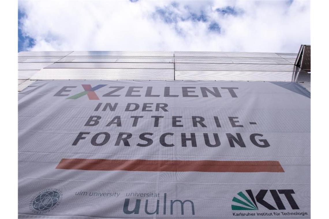 „Exzellent in der Batterieforschung“ steht auf dem Transparent an der Fassade des Helmholtz-Instituts. Foto: Stefan Puchner/Archivbild