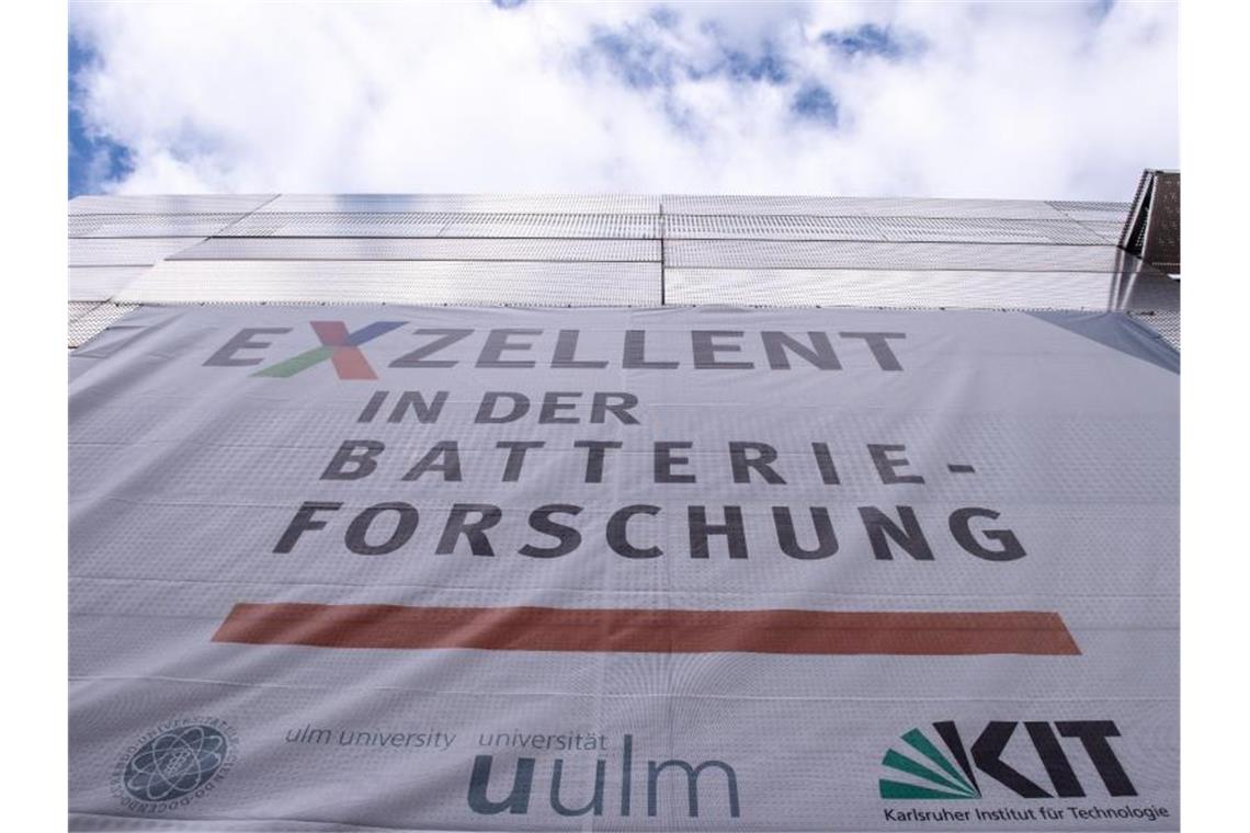 Batterieforschung: Unmut über Entscheidung gegen Ulm „Exzellent in der Batterieforschung“ steht auf dem Transparent an der Fassade des Helmholtz-Instituts. Foto: Stefan Puchner/Archivbild