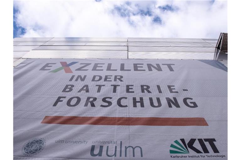 „Exzellent in der Batterieforschung“ steht auf dem Transparent an der Fassade des Helmholtz-Instituts. Foto: Stefan Puchner/Archivbild