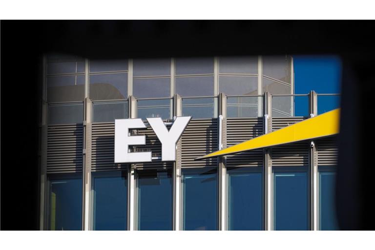 EY ist im Geschäftsjahr 2023/2024 in Deutschland leicht gewachsen.
