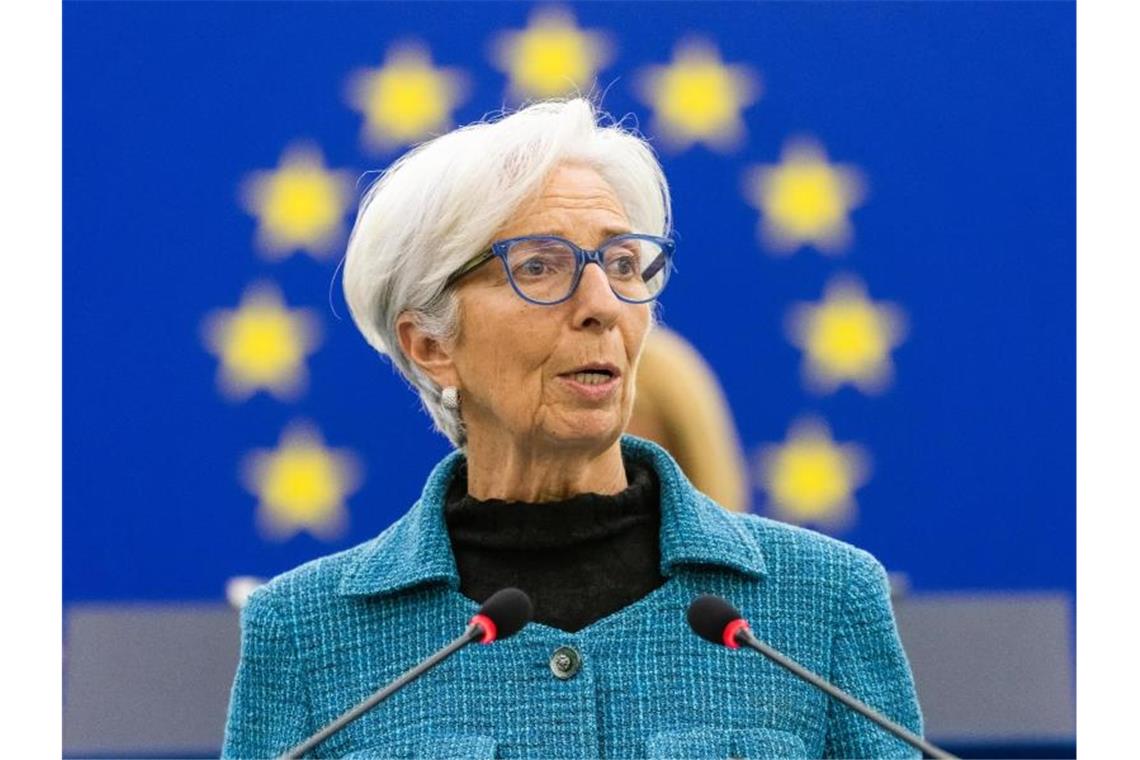 Lagarde: Geldpolitik wird nur schrittweise angepasst EZB-Präsidentin Christine Lagarde im Plenarsaal des Europäischen Parlaments. Sie sagte, die lockere Geldpolitik der Europäischen Zentralbank solle nur schrittweise angepasst werden. Foto: Philipp von Ditfurth/dpa