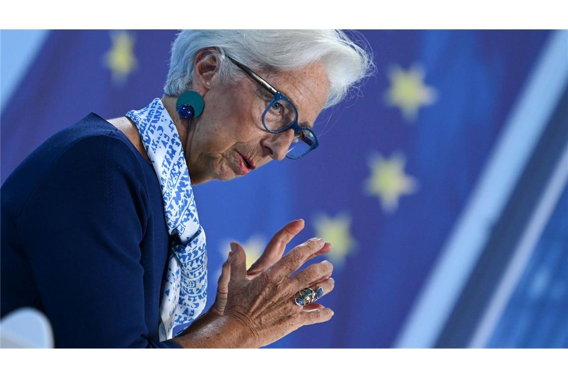 EZB-Präsidentin Christine Lagarde stellt die neueste Konjunkturprognose der Notenbank vor. (Archivbild)