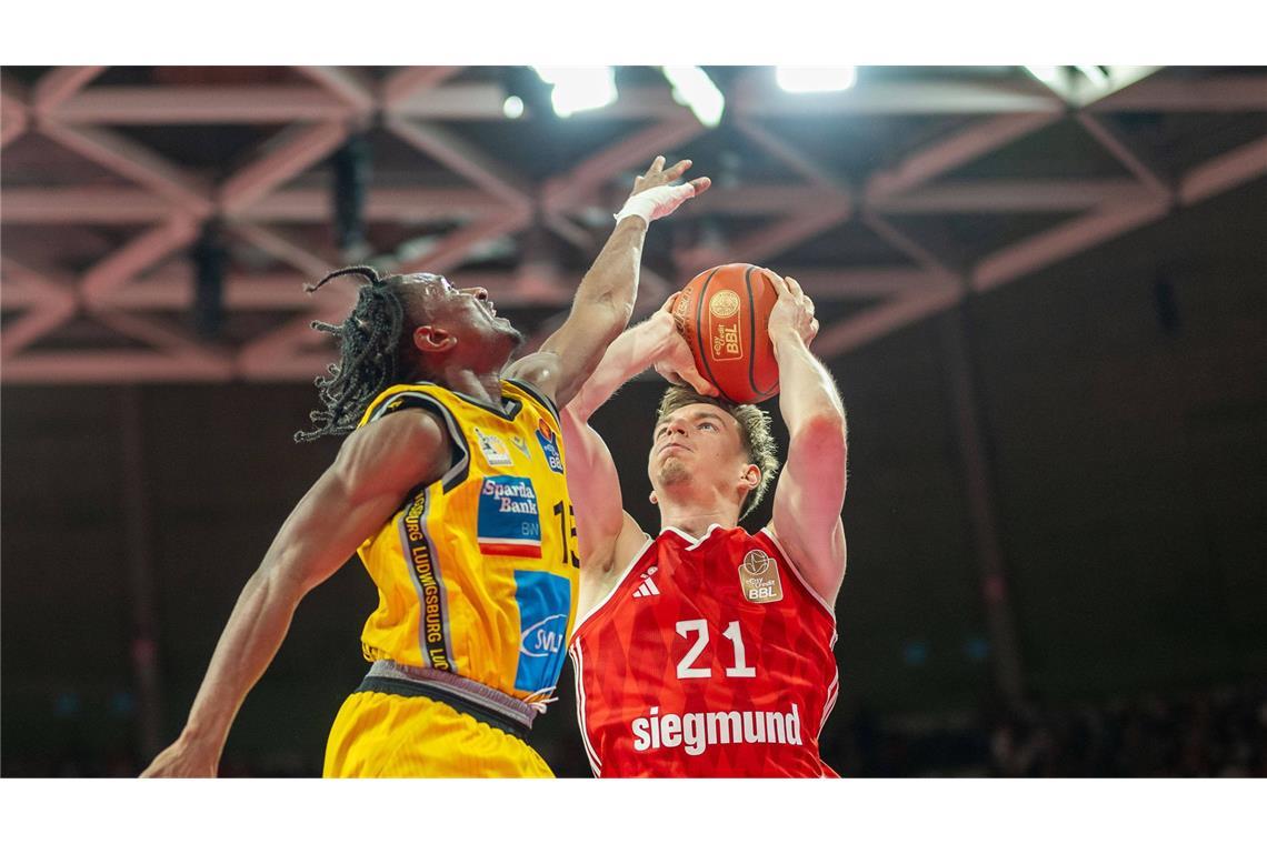 MHP Riesen Ludwigsburg fühlen sich bei Bayern München verschaukelt Ezra Manjons Einsatz (li.) wird in München am Ende nicht belohnt.
