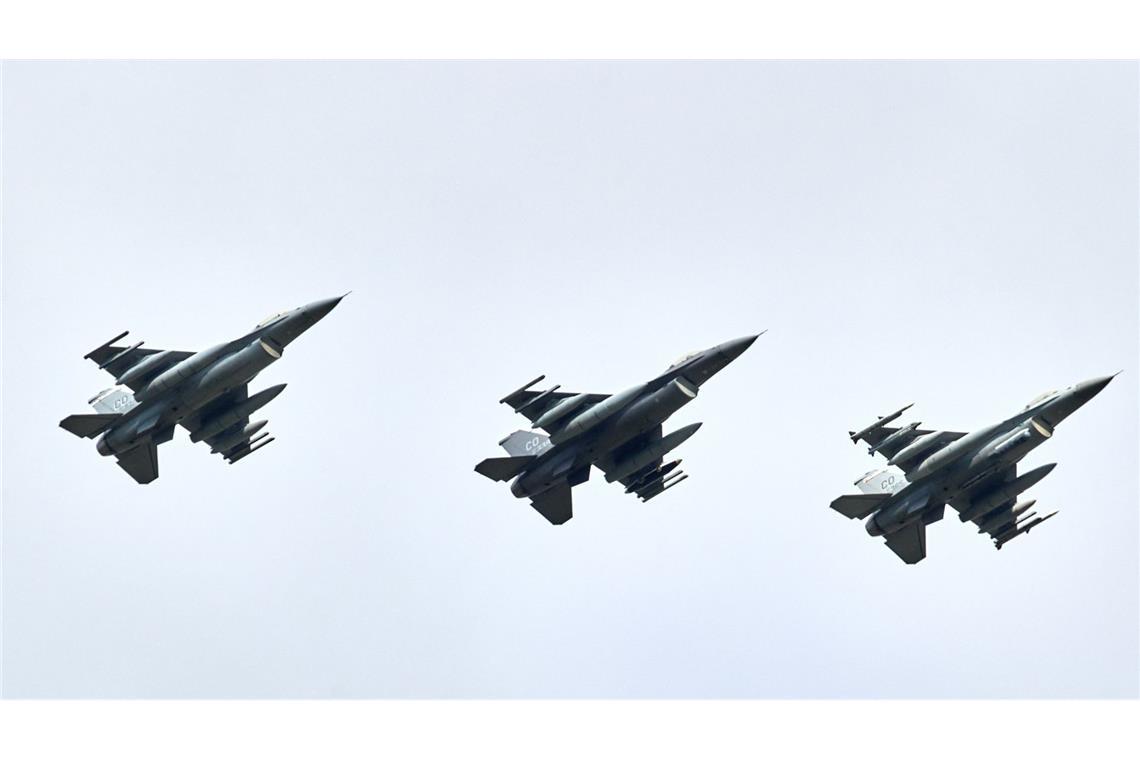 Ukraine verliert dritte F-16 – Pilot gerettet F-16-Kampfjets (Archivbild).
