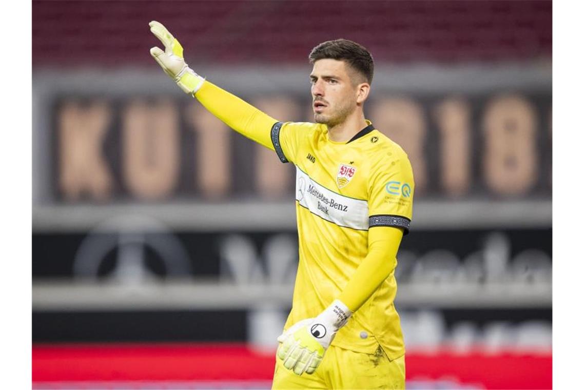 Corona-Chaos beim VfB: Mit Rumpf-Kader nach Gladbach Fabian Bredlow gestikuliert. Foto: Tom Weller/dpa/Archivbild