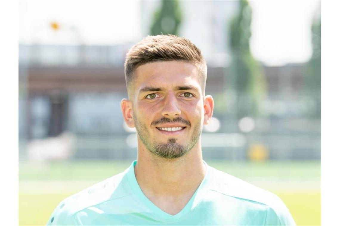 Bredlow fordert Kobel: Wer wird neue Nummer eins beim VfB? Fabian Bredlow vom VfB Stuttgart lächelt in die Kamera. Foto: Fabian Sommer/Archiv