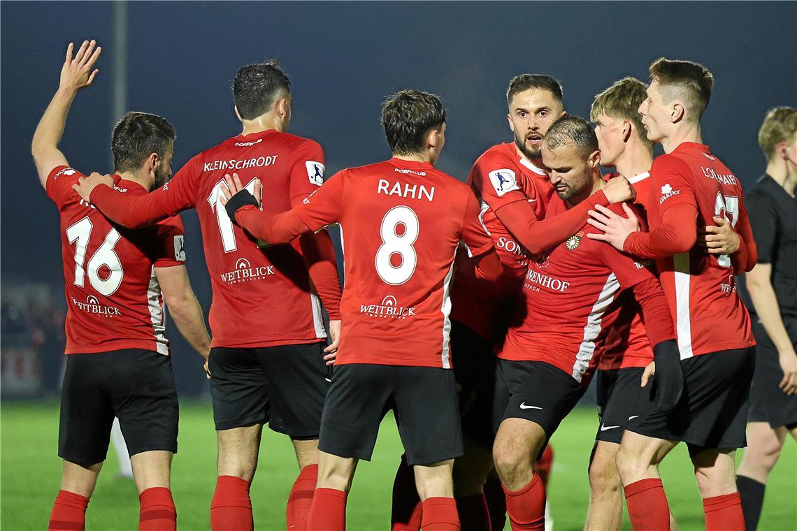 Fabian Eisele (Dritter von rechts) lässt Großaspach nach 99 Minuten das erste Mal jubeln. Mit seinem Tor bringt er die SG bei der TSG Backnang in der Verlängerung auf die Siegesstraße. Foto: Alexander Becher