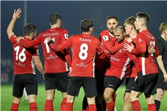 Fabian Eisele (Dritter von rechts) lässt Großaspach nach 99 Minuten das erste Mal jubeln. Mit seinem Tor bringt er die SG bei der TSG Backnang in der Verlängerung auf die Siegesstraße. Foto: Alexander Becher