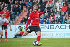 Fabian Eisele erzielt per Elfmeter das 2:0 für die SG Sonnenhof Großaspach – von diesem Doppelschlag erholt sich der SGV Freiberg nicht mehr. Fotos: Alexander Becher