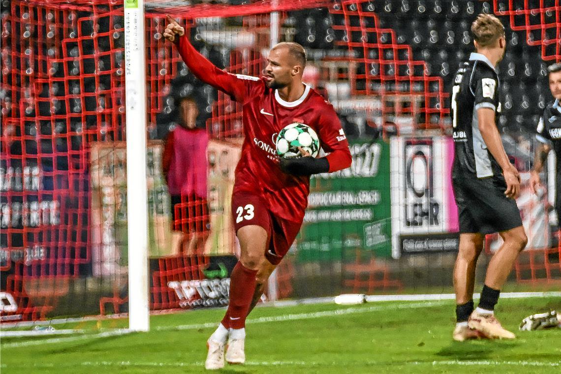Fabian Eisele jubelt in Richtung SG-Fanblock, nachdem er den Ausgleich für den Dorfklub erzielt hat. Foto: Tobias Sellmaier