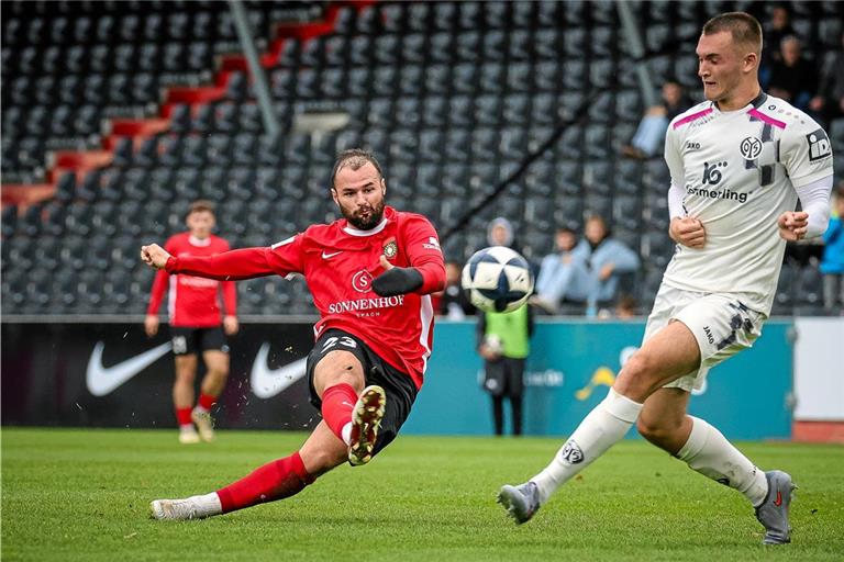 Fabian Eisele (links) ist sicher, dass er bald wieder Tore schießt – am liebsten schon am Freitagabend. Archivfoto: Alexander Becher
