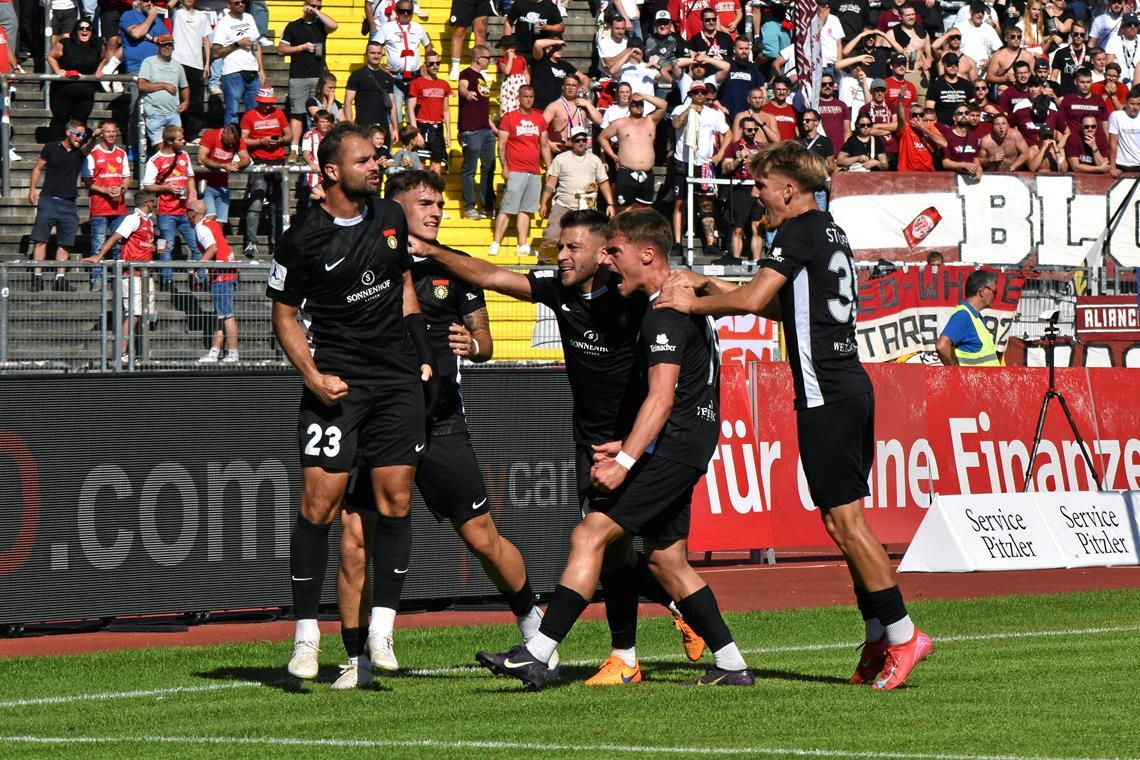 SG Sonnenhof Großaspach: Früh geführt und sehr spät ausgeglichen Fabian Eisele (links) verwandelt in der Nachspielzeit den zweiten Elfmeter und wird von den Kollegen gefeiert. Foto: Tankred Volkmer