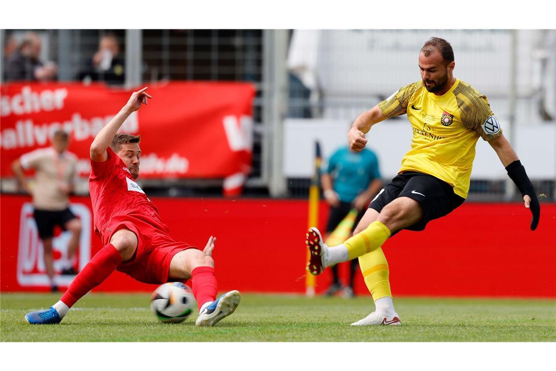 Fabian Eisele knackt den Oberliga-Torerekord Fabian Eisele (rechts) erzielte in der abgelaufenen Oberligasaison 36 Tore.