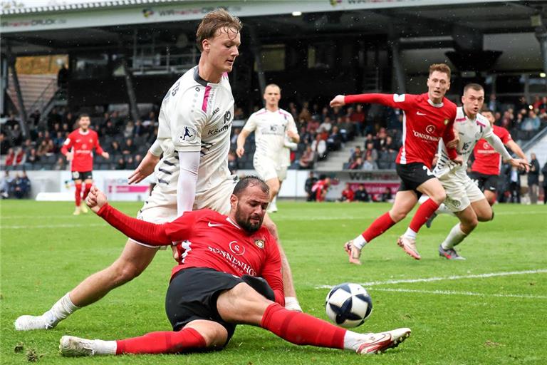 Fabian Eisele (vorne) legt den Ball zu Loris Maier (rechts hinten in Rot) quer, der den 2:2-Ausgleich erzielt. Foto: Alexander Becher