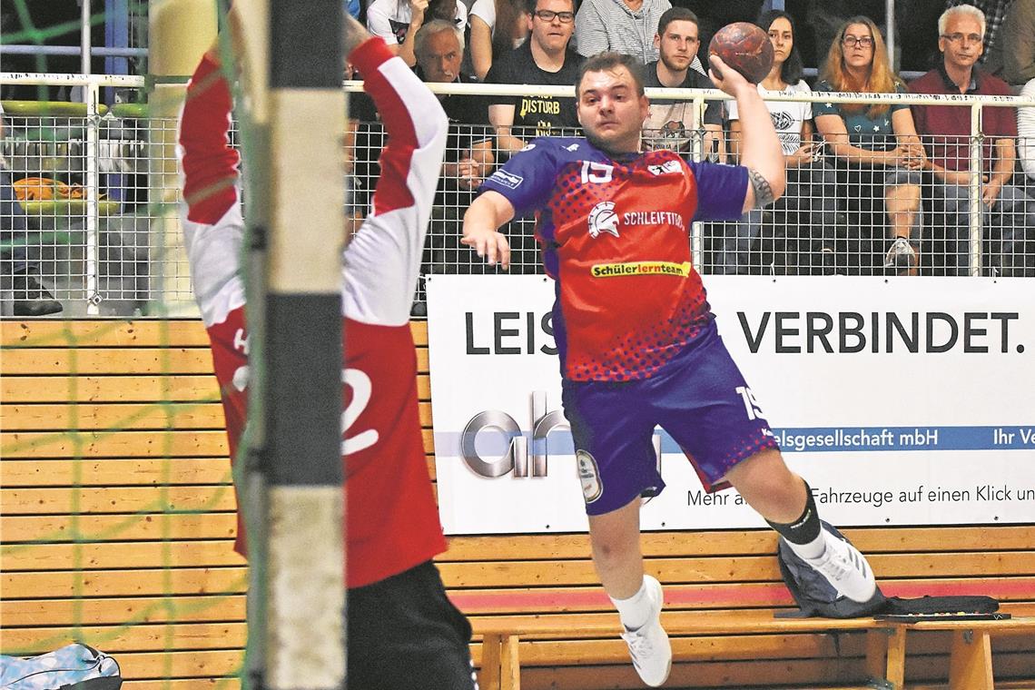 Fabian Fritz (beim Wurf) markierte sechs Treffer für die HSG-Handballer.Foto: T. Sellmaier