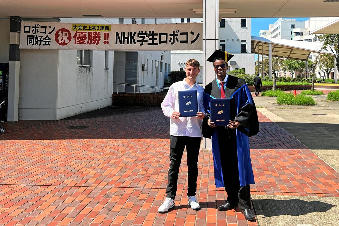 Masterstudium im Land der aufgehenden Sonne Fabian Friz (links) und sein dortiger bester Freund Haryson aus Tansania haben sich in ihren Arbeiten stets unterstützt. Fotos: Fabian Friz