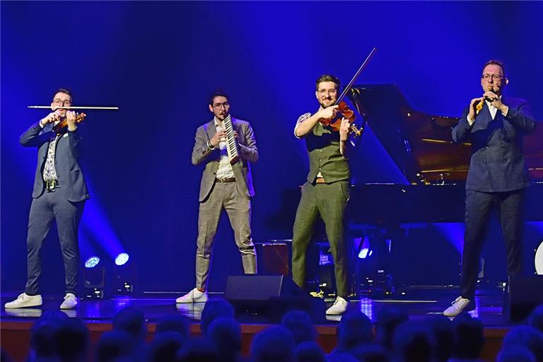Fabian, Jonathan, Lukas und David Hanke (von links) beherrschen alle mehr als nur ein Instrument und spielen darauf eine Vielzahl an Kompositionen. Foto: Tobias Sellmaier