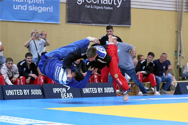 Fabian Kansy (rechts) hat auch eine Gewichtsklasse höher kämpfend für die TSG Backnang gepunktet. Foto: Alexander Becher