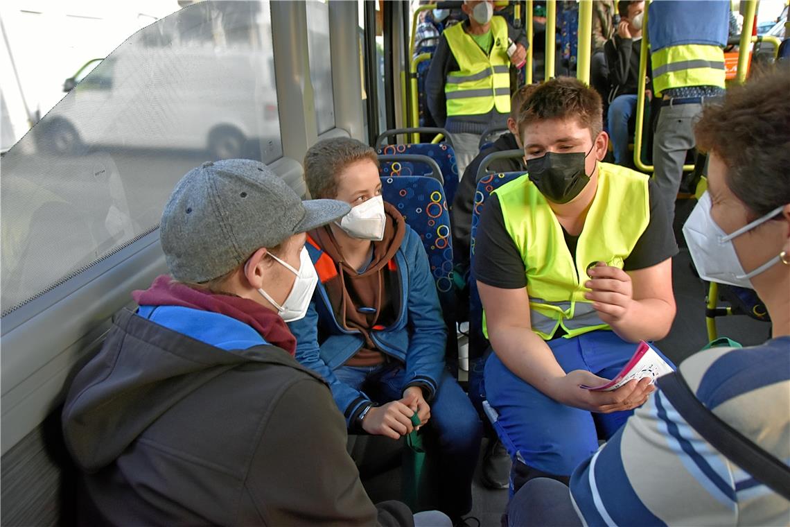 Fabian Kübler (gelbe Weste) erzählt im Shuttlebus den Jugendlichen von seinen Beruf. Er ist Anlagenmechaniker im zweiten Lehrjahr bei dem Sanitär- und Heizungsbauer Wurst.