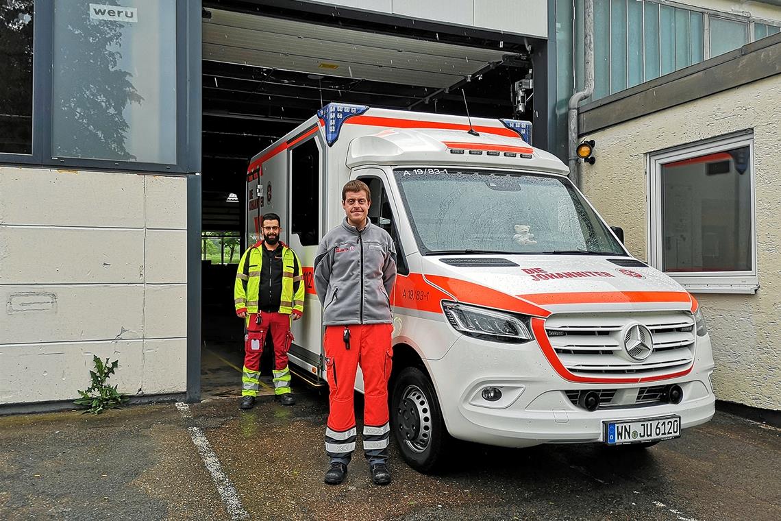 Fabian Lindinger (links) und Patrick Webel rücken seit Jahresbeginn zur Notfallrettung in der Region aus der neuen Johanniter-Rettungswache in Aspach aus. Foto: Beatrice Weingart