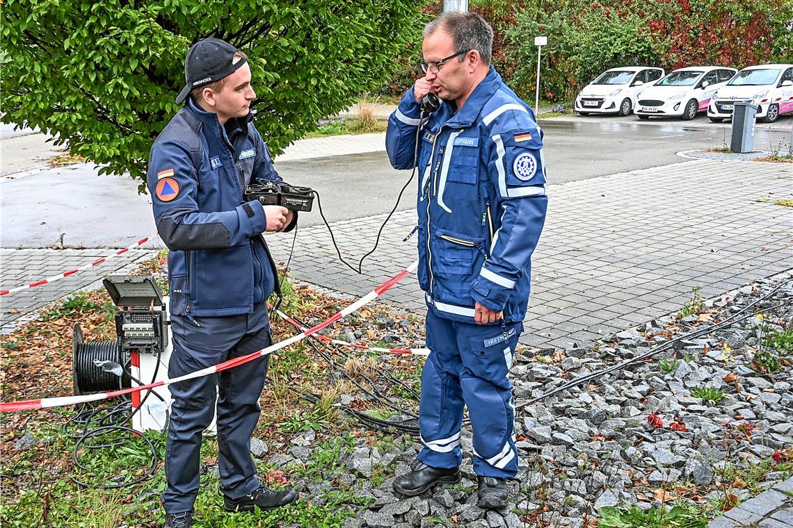 Fabian Menhorn (links) stellt die Verbindung her, damit Hoffmann telefonieren kann.