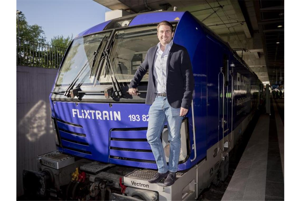 Fabian Stenger, Geschäftsführer von FlixTrain, vor Abfahrt der ersten FlixTrain Verbindung zwischen Köln und Berlin im Bahnhof Berlin-Südkreuz. Foto: Christoph Soeder