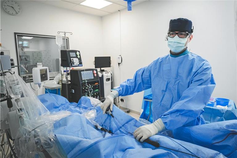 Fabian Stimpfle, Oberarzt in der Kardiologie, behandelt Vorhofflimmern jetzt mit der neuen Ablationstechnik. Foto: Rems-Murr-Kliniken