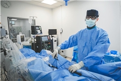 Fabian Stimpfle, Oberarzt in der Kardiologie, behandelt Vorhofflimmern jetzt mit der neuen Ablationstechnik. Foto: Rems-Murr-Kliniken