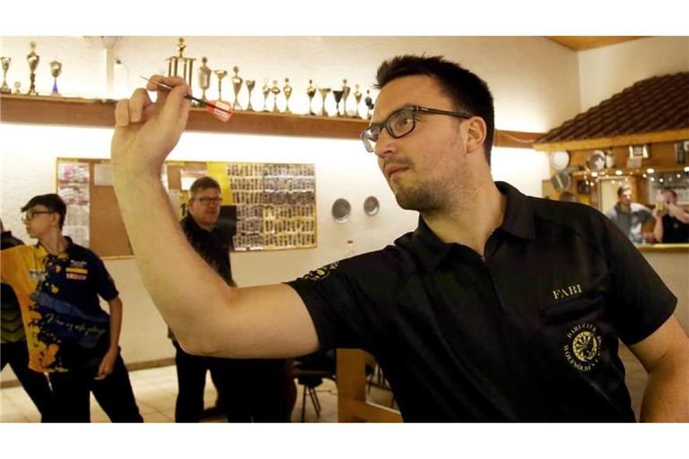 Fabian Unger vom Darts-Bundesligisten DC Wolfsölden nimmt Maß.