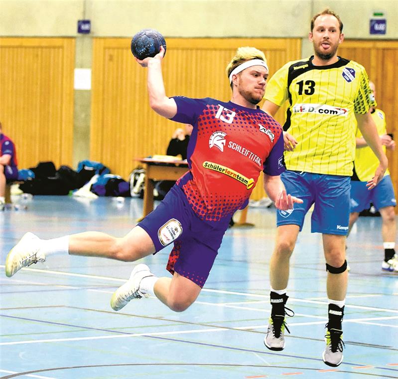 Fabian Weller (beim Wurf) fügte sich mit sechs Treffern nach seinem Auslandsstudium glänzend ins Team der HSG Sulzbach-Murrhardt ein.Foto: T. Sellmaier