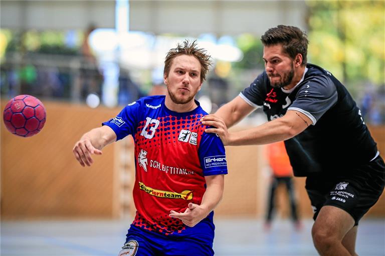 Fabian Weller (links) absolviert mit dem ersten HSG-Team ein Heimspiel. Foto: A. Becher