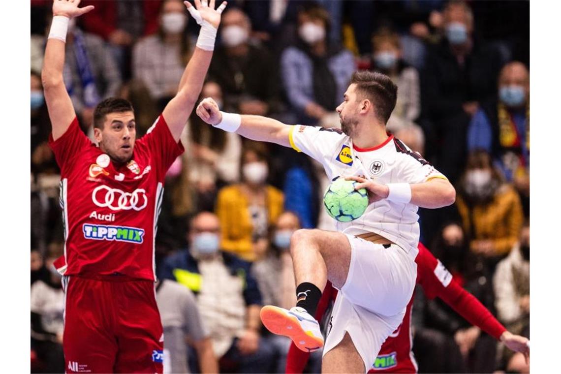 Kein Sieg für deutsche Handballer gegen Ungarn Fabian Wiede erzielte neun Treffer beim DHB-Remis gegen Ungarn. Foto: Marius Becker/dpa