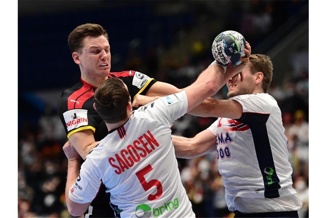 Nächste Pleite für deutsche Handballer gegen Norwegen Fabian Wiede (l) scheitert an der Abwehr der Norweger. Foto: Marijan Murat/dpa