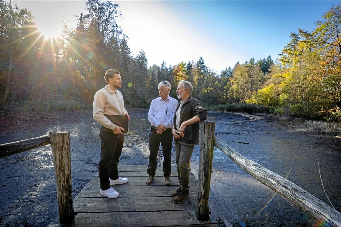 Eine Masterarbeit über Sulzbach an der Murr Fabian Woelke (links) beim Ortstermin mit Gerhard Fritz (Mitte) und Uwe Birkendorff. Foto: Alexander Becher