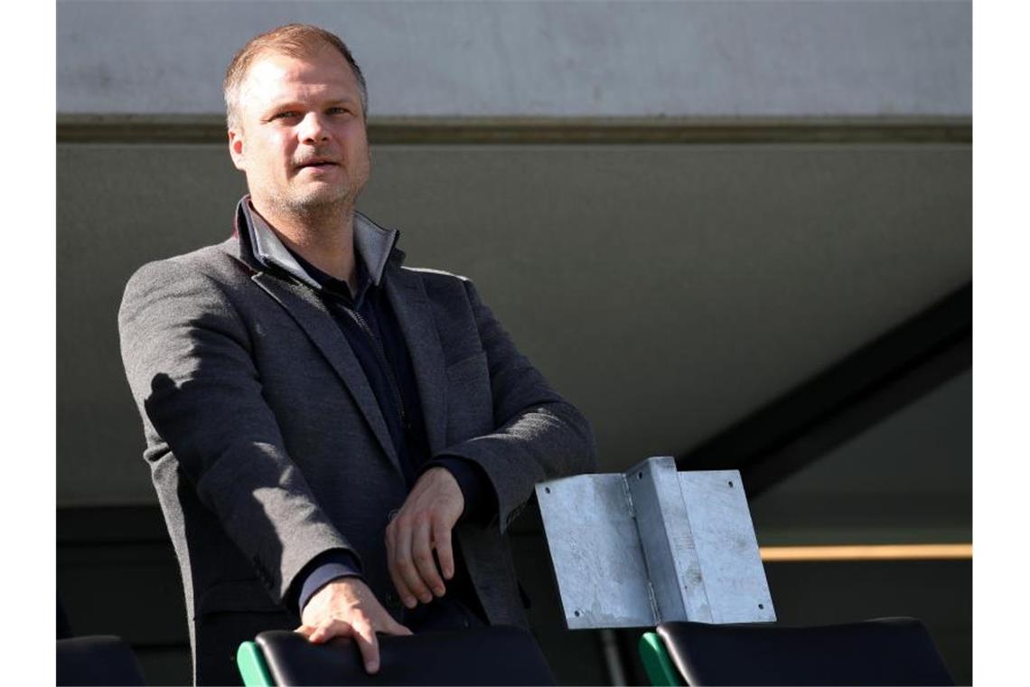 VfB-Gegner Kiel beurlaubt nach Trainer auch den Sportchef Fabian Wohlgemuth schaut in die Kamera. Foto: Daniel Karmann/dpa