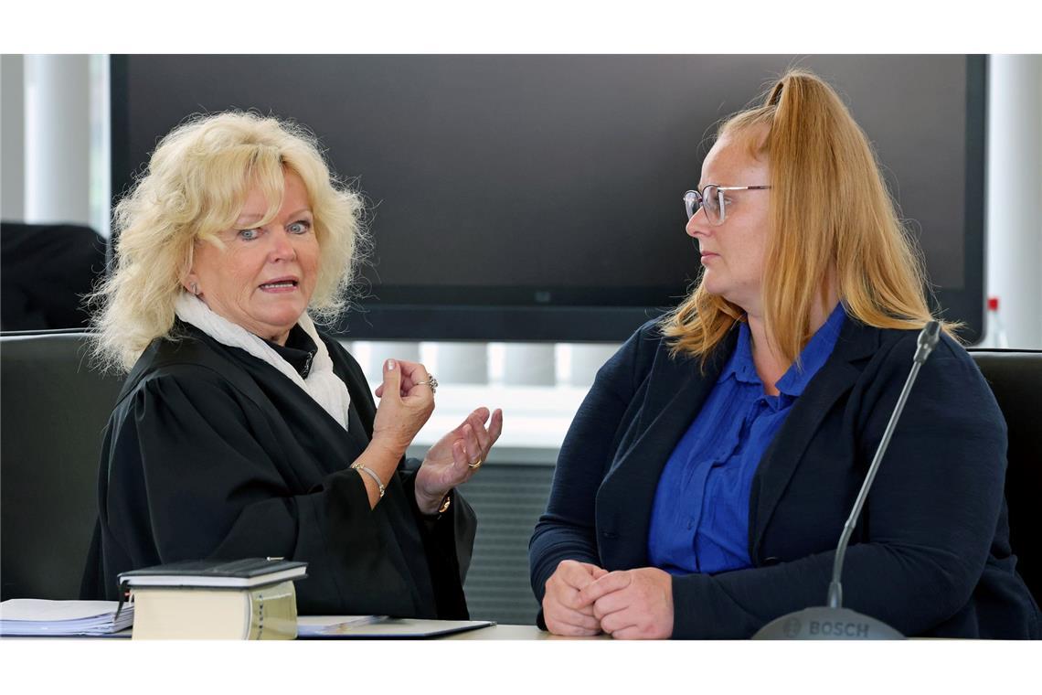 Fabians Mutter (r-l) nimmt mir ihrer Anwältin als Nebenklägerin an dem Prozess teil.