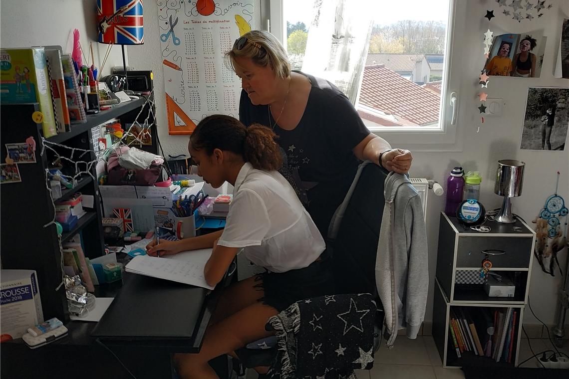 Fabienne Dusser unterstützt ihre Tochter Lou-Ann bei den Hausaufgaben. Foto: privat