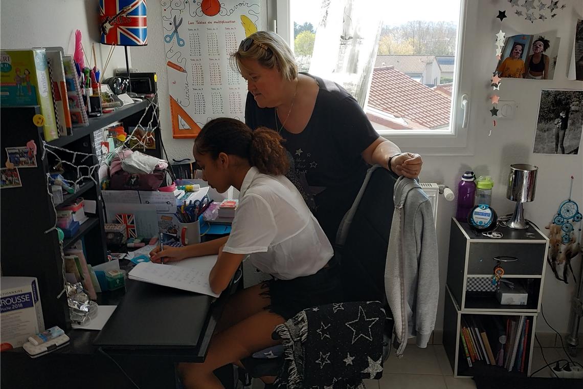 Passierschein ist Pflicht Fabienne Dusser unterstützt ihre Tochter Lou-Ann bei den Hausaufgaben. Foto: privat