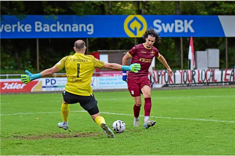 Fabijan Domic (rechts) erzielt kurz vor der Halbzeitpause das spielentscheidende Tor für die TSG Backnang. Foto: Tobias Sellmaier