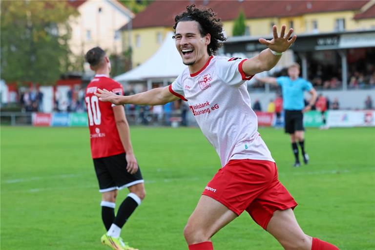 Fabijan Domic trifft zum 3:2 und Backnangs Oberliga-Fußballer bejubeln im sechsten Saisonspiel den fünften Sieg. Foto: Alexander Hornauer