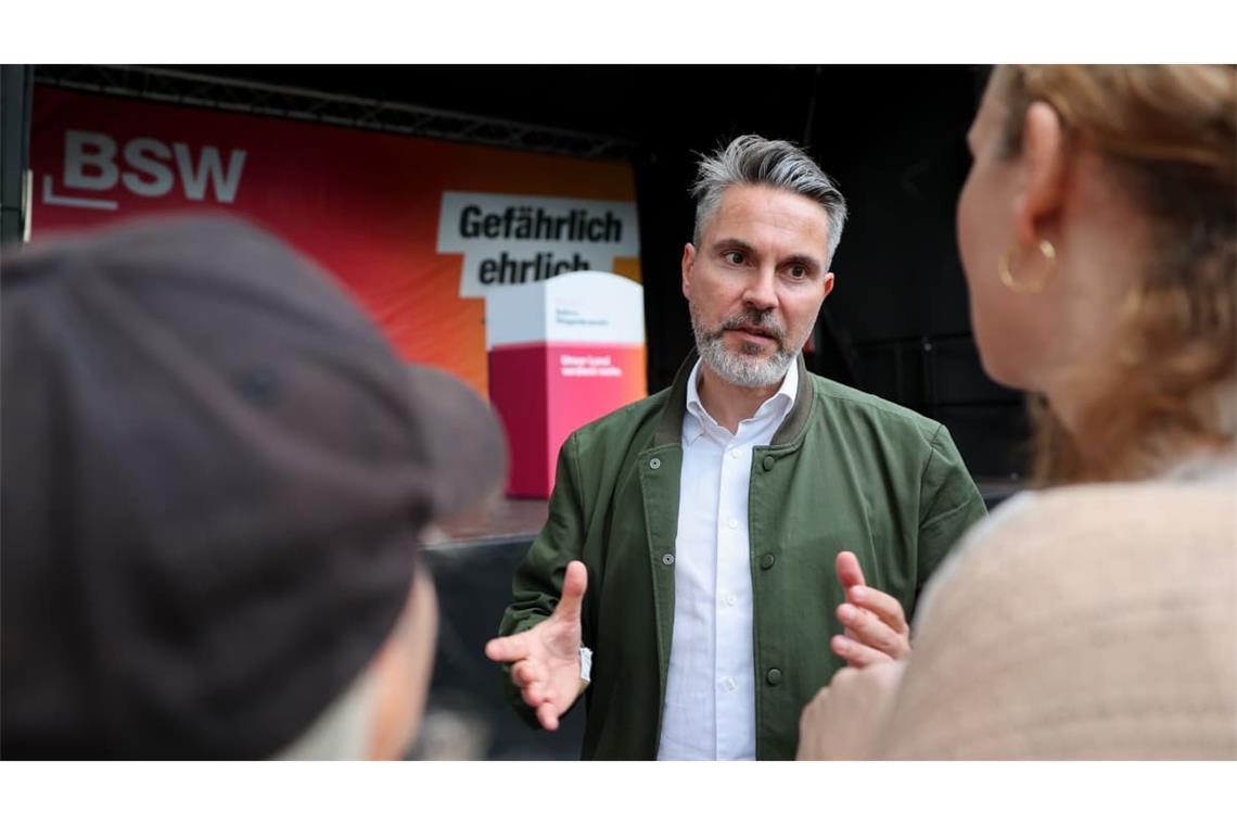 Fabio De Masi (BSW), Parteivorsitzender, spricht beim Wahlkampfabschluss des BSW mit Sympathisanten. Bei der Ministerpräsidentenwahl in Sachsen-Anhalt kann die AfD nach dem Willen der BSW-Spitze weiterhin nicht auf BSW-Stimmen zählen (Archivfoto).