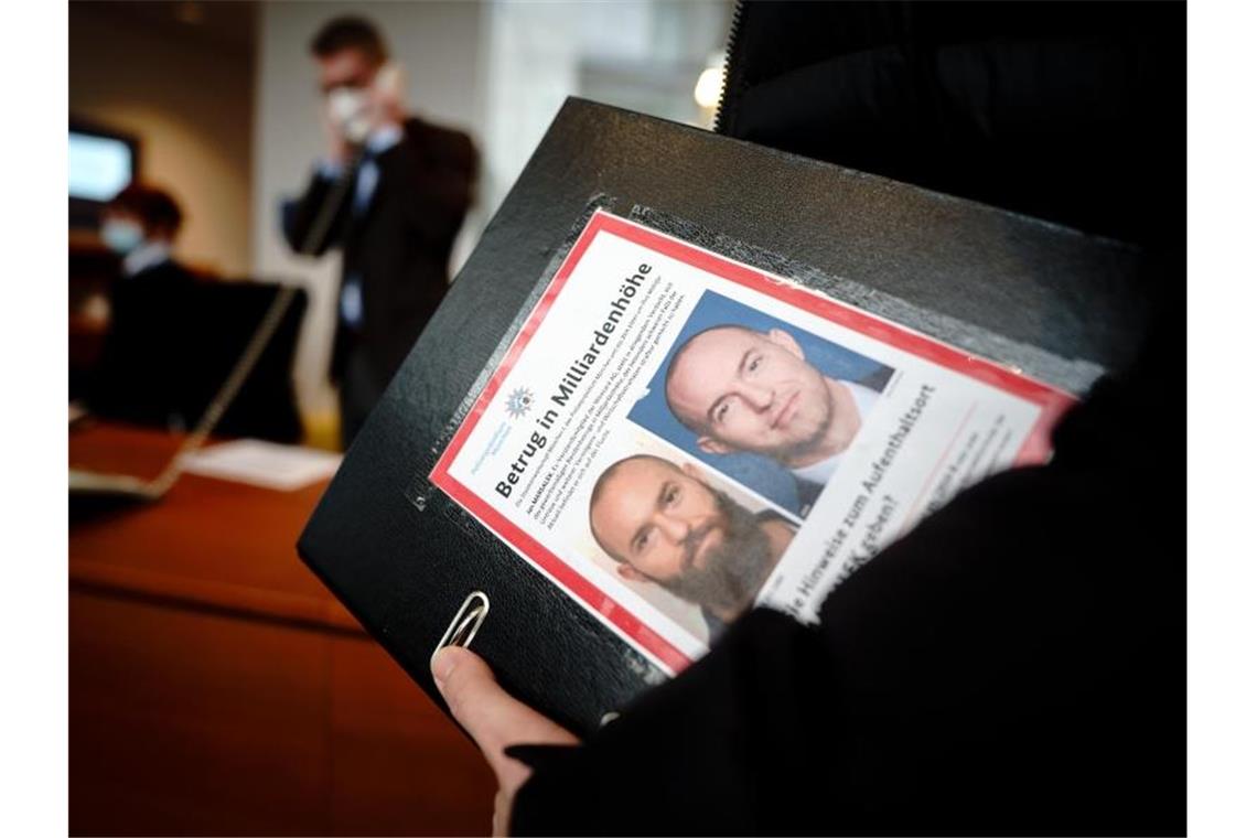 EY auf der Suche nach den Wirecard-Milliarden Fabio De Masi, Bundestagsabgeordneter der Partei Die Linke, kommt mit einem Aktenordner, auf dem die Fahndungsfotos des ehemaligen Wirecard-Vorstandsmitglied Jan Masalek befestigt sind, in den Untersuchungsausschuss zum Bilanzskandal der Wirecard AG. Foto: Kay Nietfeld/dpa